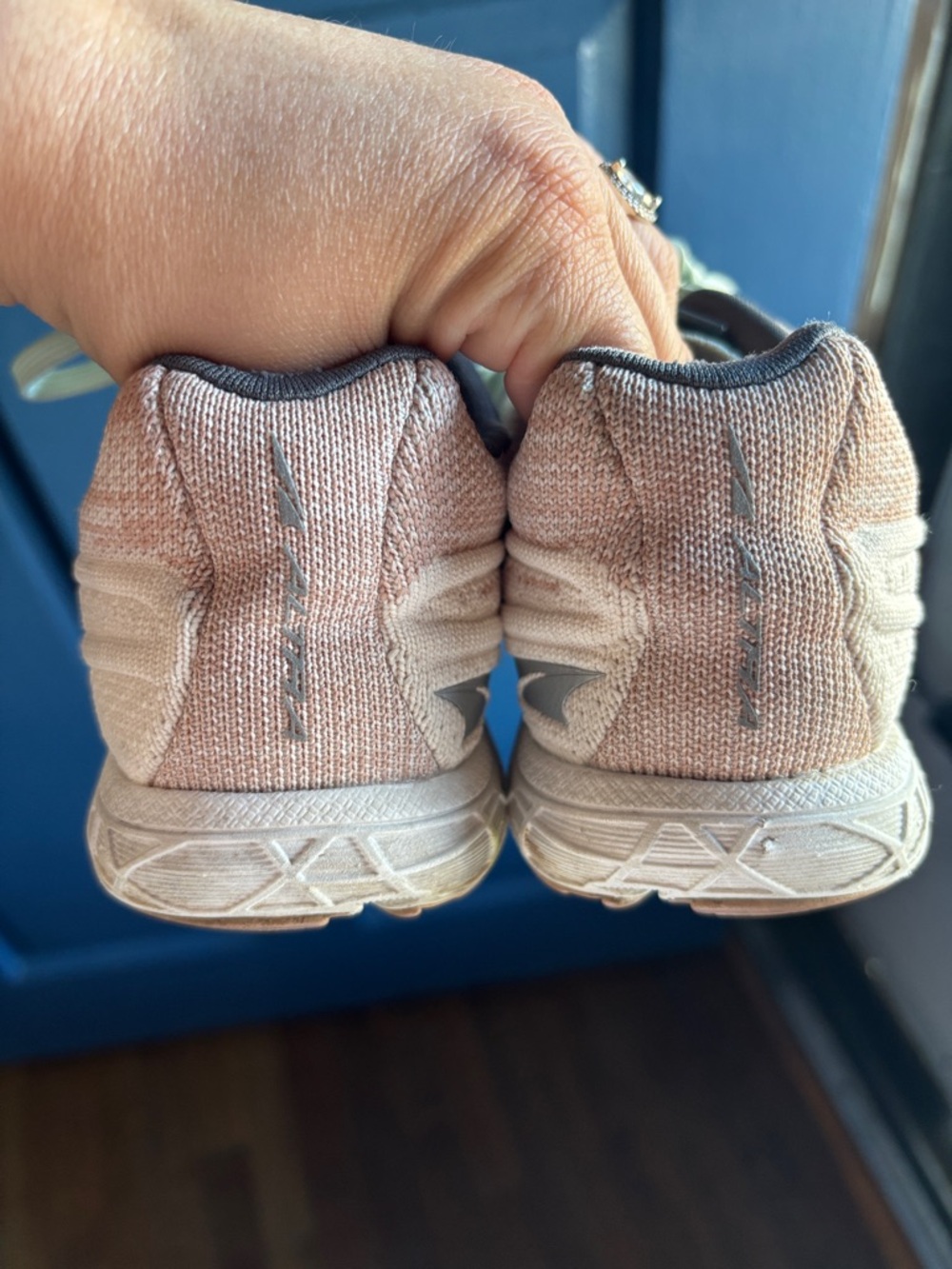 Altra Escalante light pink knit running shoes with mint laces - Picture 4 of 6